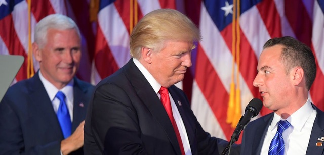 Ai sẽ là nhân vật quyền lực nhất phía sau Tổng thống Trump? - 1
Tổng thống đắc cử Mỹ Donald Trump (giữa). (Ảnh: AFP)