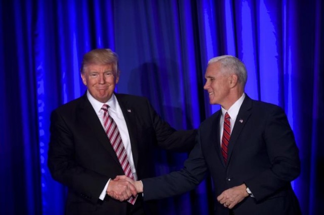 Tổng thống Donald Trump (trái) và Phó Tổng thống Mike Pence (Ảnh: Reuters)