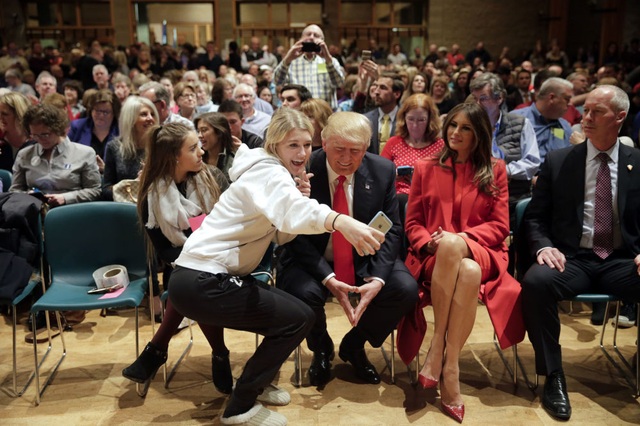 Ảnh "tự sướng" của các nguyên thủ thế giới - 1
Tổng thống Mỹ Donald Trump và phu nhân Melania chụp ảnh tự sướng cùng một cô gái tại một sự kiện ở West Des Moines, bang Iowa hôm 1/2. (Ảnh: AP)