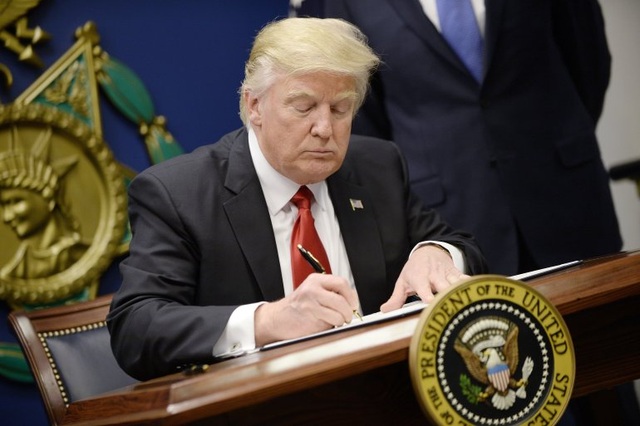 Nhà Trắng sẽ kháng cáo phán quyết chặn sắc lệnh di trú mới của ông Trump - 1 Tổng thống Donald Trump ký sắc lệnh hành pháp tại trụ sở Bộ Quốc phòng Mỹ ngày 27/1 (Ảnh: Getty)