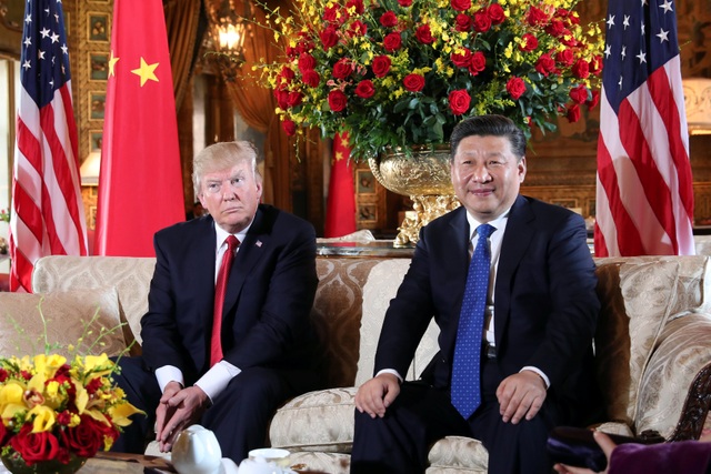 Đài Loan tính mua máy bay F-35 của Mỹ: Phép thử mới cho quan hệ Trump - Tập - 2 Tổng thống Donald Trump tiếp Chủ tịch Trung Quốc Tập Cận Bình tại khu nghỉ dưỡng Mar-a-Lago ở Florida, Mỹ ngày 6/4 (Ảnh: Reuters)