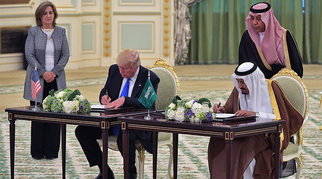 Tổng thống Mỹ Donald Trump và Quốc vương Ả-rập Xê-út Salman bin Abdulaziz al-Saud ký thỏa thuận tại thủ đô Riyadh ngày 20/5 (Ảnh: AFP)