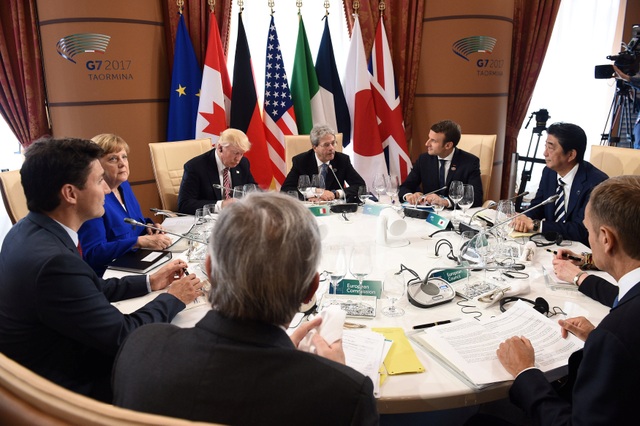 G7 phản đối quân sự hóa thực thể tranh chấp trên Biển Đông - 1 Các lãnh đạo G7 nhóm họp tại Silicy, Italy ngày 27/5 (Ảnh: Reuters)