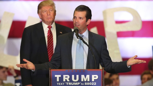 Con trai ông Trump giấu cha vụ gặp luật sư Nga - 1 Tổng thống Donald Trump và con trai Donald Trump Jr. trong một sự kiện vận động tranh cử năm 2016 (Ảnh: Reuters)