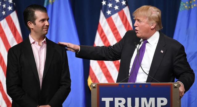 Ông Trump nói không biết con trai gặp luật sư Nga - 1 Tổng thống Donald Trump và con trai Donald Trump Jr. (Ảnh: Getty)