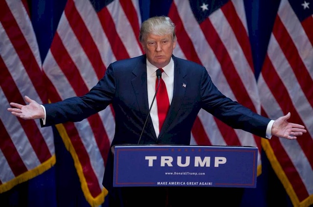 Đường tới Nhà Trắng của tỷ phú Donald Trump - 16 Ngày 16/6/2015, tỷ phú Donald Trump gây bất ngờ cho công chúng Mỹ khi tuyên bố ra tranh cử tổng thống với câu nói nổi tiếng: “Tôi sẽ làm cho nước Mỹ vĩ đại trở lại”. Tháng 7/2015, Ủy ban bầu cử liên bang thông báo ông Trump là một trong số các ứng viên của đảng Cộng hòa tham gia tranh cử tổng thống năm 2016. (Ảnh: Getty)