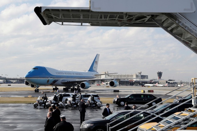 Ông Trump khoe phòng làm việc trên chuyên cơ "Không lực Một" - 6
Máy bay của Tổng thống Trump đậu tại sân bay quốc tế Philadelphia. (Ảnh: AP)