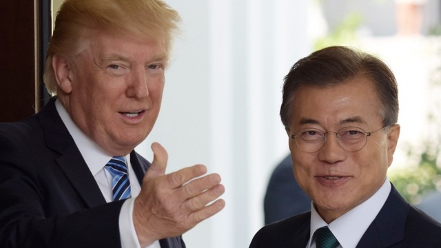 Tổng thống Mỹ Donald Trump (trái) và người đồng cấp Hàn Quốc Moon Jae-in (Ảnh: Tân Hoa Xã)