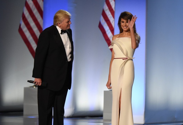 Đệ nhất phu nhân Melania tặng váy dạ hội cho bảo tàng - 1
Tổng thống Mỹ Donald Trump và Đệ nhất phu nhân Melania Trump trong buổi dạ hội ăn mừng nhậm chức hồi tháng 1. (Ảnh: Reuters)