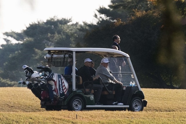 Tổng thống Trump chơi golf cùng Thủ tướng Nhật Bản - 3 Tham gia trận đấu golf cùng Tổng thống Trump và Thủ tướng Abe là golf thủ chuyên nghiệp người Nhật Bản Hideki Matsuyama. Trong ảnh: Thủ tướng Abe lái xe đưa Tổng thống Trump tới địa điểm chơi golf (Ảnh: AFP)