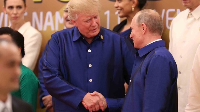 Tổng thống Trump và Putin trò chuyện chớp nhoáng tại sự kiện APEC - 1
Tổng thống Trump và Tổng thống Putin bắt tay nhau tại sự kiện APEC tại Đà Nẵng. (Ảnh: AFP)