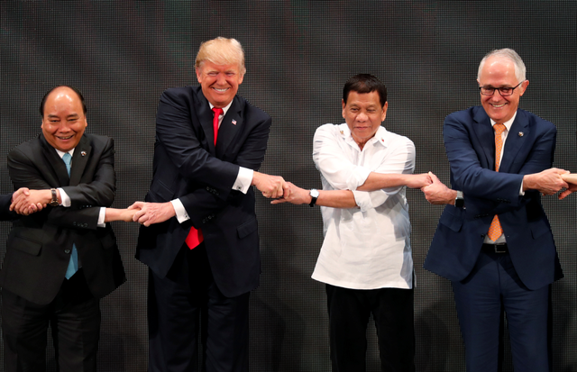 Tổng thống Trump lúng túng trước nghi thức bắt tay kiểu ASEAN - 1 Tổng thống Trump bắt tay Thủ tướng Nguyễn Xuân Phúc và Tổng thống Philippines Rodrigo Duterte tại Manila ngày 13/11 (Ảnh: Reuters)