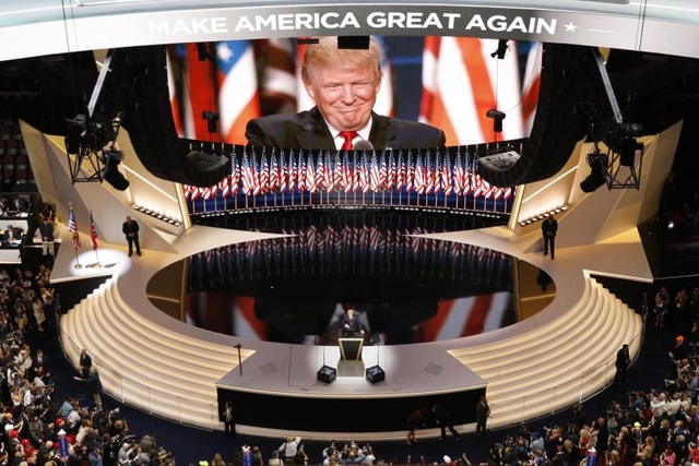 Đường tới Nhà Trắng của tỷ phú Donald Trump - 19 Sau khi Thượng nghị sĩ Ted Cruz, đối thủ mạnh nhất của ông Trump trong đảng Cộng hòa, tuyên bố dừng chiến dịch tranh cử, ông Trump trở thành người cuối cùng còn trụ lại của đảng Cộng hòa trong cuộc đua vào Nhà Trắng. Ngày 21/7/2016, ông Donald Trump chính thức nhận đề cử của đảng Cộng hòa làm ứng viên đại diện cho đảng ra tranh cử tổng thống Mỹ. Trong ảnh: Donald Trump trên sân khấu của đại hội toàn quốc đảng Cộng hòa tháng 7/2016 (Ảnh: Reuters)