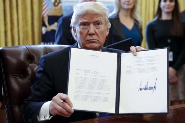 Sắc lệnh của tổng thống Mỹ là gì? - 1 Tổng thống Mỹ Donald Trump ký sắc lệnh hành pháp (Ảnh: EPA)