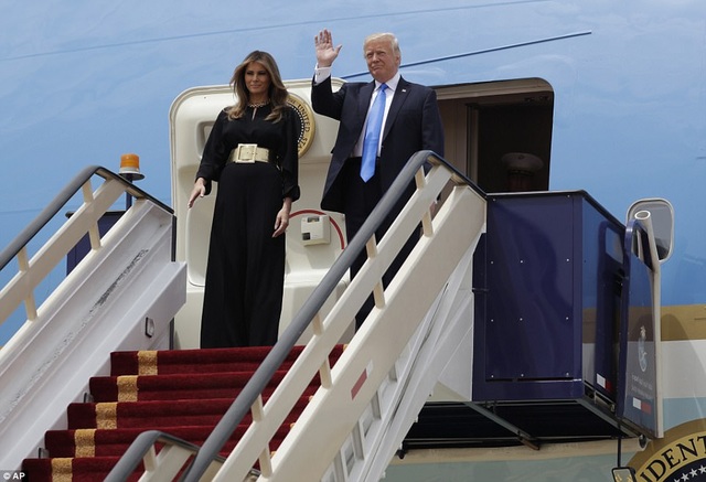Ả-rập Xê-út bắn đại bác chào đón Tổng thống Mỹ Donald Trump - 3
Tổng thống Mỹ Donald Trump vẫy tay chào khi ông và Đệ nhất phu nhân Melania Trump bước ra từ chuyên cơ Không lực Một tại sân bay Vua Khalid ở thủ đô Riyadh ngày 20/5.