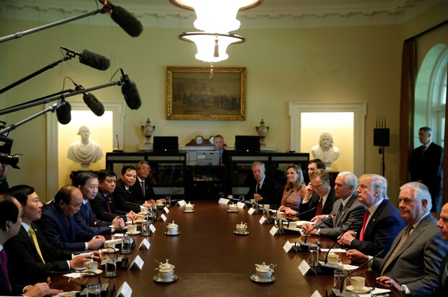 Báo chí quốc tế viết về cuộc gặp giữa Thủ tướng Nguyễn Xuân Phúc và Tổng thống Donald Trump - 2 Phái đoàn Việt Nam và Mỹ đã có cuộc họp vào ngày 31/5 (Ảnh: Reuters)