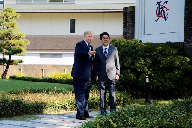 Tổng thống Trump chơi golf cùng Thủ tướng Nhật Bản - 1 Theo AFP, Tổng thống Donald Trump và Thủ tướng Shinzo Abe hôm nay đã dùng bữa trưa cùng nhau và dường như cùng thảo luận về chủ đề kinh doanh trước khi chơi golf tại Câu lạc bộ Quốc gia Kasumigaseki - nơi sẽ diễn ra Thế vận hội Olympic Tokyo 2020. (Ảnh: Reuters)