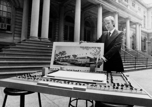 Đường tới Nhà Trắng của tỷ phú Donald Trump - 4 Trong thập niên 1970, doanh nhân Donald Trump bắt tay vào việc xây dựng nhiều công trình như khách sạn, các tòa nhà cao tầng,… tại New York và bắt đầu gây dựng được tiếng tăm trong giới kinh doanh bất động sản tại Mỹ. Trong ảnh: Donald Trump thuyết trình trước mô hình thu nhỏ của dự án City Hall Plaza năm 1977 (Ảnh: Getty)