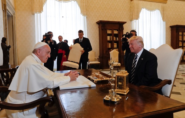 Tổng thống Trump lần đầu gặp Giáo hoàng tại Vatican - 7 Tổng thống Trump sau đó đã có cuộc trò chuyện riêng với Giáo hoàng Francis. Cuối buổi nói chuyện, Giáo hoàng tặng nhà lãnh đạo Mỹ một cành olive chạm khắc tượng trưng cho hòa bình.