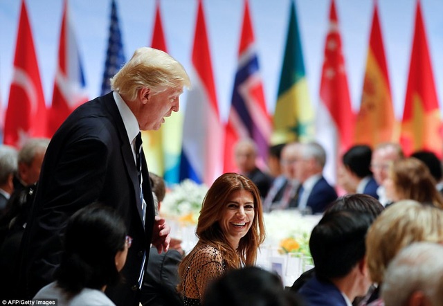 Tiết lộ thú vị về cuộc gặp kéo dài bất thường giữa Tổng thống Trump - Putin - 6 Đệ nhất phu nhân Argentina Juliana Awada cười rạng rỡ khi Tổng thống Trump chào hỏi bà (Ảnh: AFP)