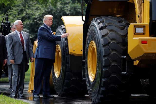 Tổng thống Trump đích thân quảng cáo hàng hóa của Mỹ - 4 Phát biểu trước các lãnh đạo doanh nghiệp, Tổng thống Trump nói: “Tôi muốn cam kết với từng người trong số các bạn rằng: chúng ta sẽ không cho phép các nước khác phá vỡ luật lệ, ăn cắp việc làm và bòn rút sự giàu có của chúng ta”. Trong ảnh: Tổng thống Trump và Phó Tổng thống Pence đứng cạnh một sản phẩm do doanh nghiệp Mỹ sản xuất và mang tới trưng bày tại khuôn viên Nhà Trắng.