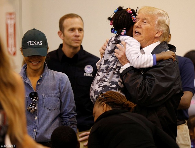 
Ông Trump bế một bé gái (Ảnh: Reuters)
