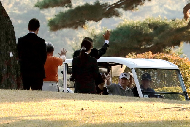 Tổng thống Trump chơi golf cùng Thủ tướng Nhật Bản - 4 “Chơi golf với Thủ tướng Abe và Hideki Matsuyama - hai người tuyệt vời!”, Tổng thống Trump viết trên Twitter và đăng kèm một đoạn video quay cảnh cả 3 người chơi golf cùng nhau. (Ảnh: Reuters)