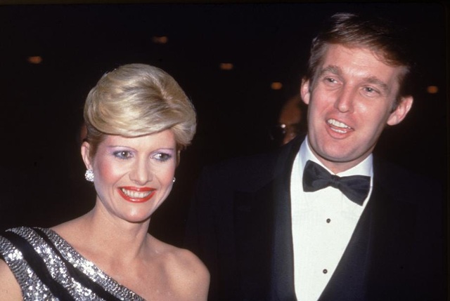Đường tới Nhà Trắng của tỷ phú Donald Trump - 6 Ông Trump làm đám cưới với người vợ đầu tiên, cựu người mẫu Ivana vào năm 1977. Cặp đôi có với nhau 3 người con là Donald Jr, Ivanka và Eric trước khi ly hôn vào năm 1990. (Ảnh: Getty)