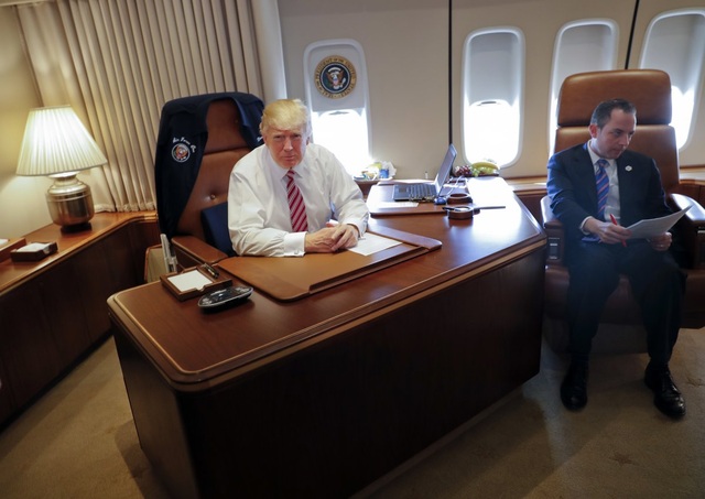 Ông Trump khoe phòng làm việc trên chuyên cơ "Không lực Một" - 9
Ông Trump thậm chí còn so sánh với chuyên cơ cá nhân của ông trước khi nhậm chức tổng thống - một chiếc Boeing 757. (Ảnh: AP)