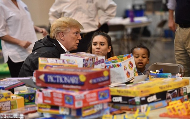 Vợ chồng ông Trump trực tiếp chuyển hàng cứu trợ cho nạn nhân bão lụt - 9
Siêu bão Harvey, với sức gió 215km/h và mang theo mưa lớn, hồi đầu tuần đã gây thiệt hại nặng nề cho bang Texas, Mỹ. Bản thân ông Trump cũng đã bỏ 1 triệu USD tiền túi ra đóng góp giúp đỡ những nạn nhân không may mắn. (Ảnh: AFP/Getty)