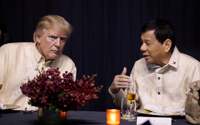 Mức độ thân tình của Tổng thống Trump và các lãnh đạo châu Á - 3 Tổng thống Trump và Tổng thống Duterte dự tiệc tối tại thủ đô Manila (Ảnh: Reuters)