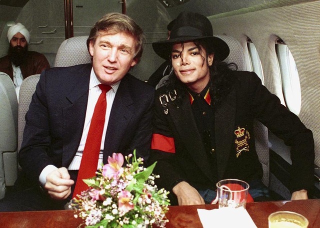 Đường tới Nhà Trắng của tỷ phú Donald Trump - 7 Là một doanh nhân giàu có, ông Trump có mối quan hệ thân thiết với nhiều ngôi sao giải trí và những người nổi tiếng. Trong ảnh: ông Trump chụp ảnh cùng ông hoàng nhạc pop Michael Jackson (Ảnh: FilmMagic)