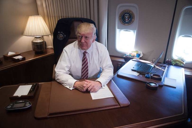 Ông Trump khoe phòng làm việc trên chuyên cơ "Không lực Một" - 10
Tuy nhiên, máy bay Boeing 757 trước đó của ông Trump không thể sánh được với chuyên cơ mới. Không lực Một là một máy bay đặc biệt vì nhiều lý do, ông nói.