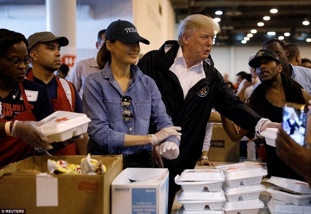 
Cùng các thành viên của Hội chữ thập đỏ, vợ chồng Tổng thống đã cùng trao những phần ăn, bắt tay và chụp hình “tự sướng” với các nạn nhân đang phải tá túc tại sân vận động ở thành phố Houston. (Ảnh: Reuters)

