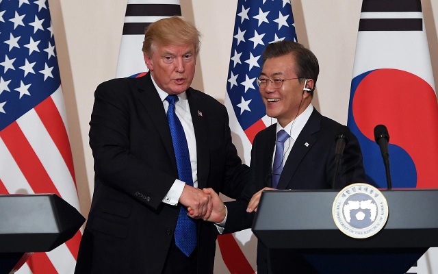 Mức độ thân tình của Tổng thống Trump và các lãnh đạo châu Á - 4 Tổng thống Trump bắt tay Tổng thống Moon trong cuộc họp báo tại Hàn Quốc (Ảnh: AFP)