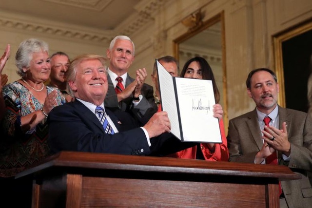 Tổng thống Trump đích thân quảng cáo hàng hóa của Mỹ - 7 Tổng thống Trump ký một văn kiện khi tham dự buổi triển lãm sản phẩm “Made in America” tại Nhà Trắng ngày 17/7.