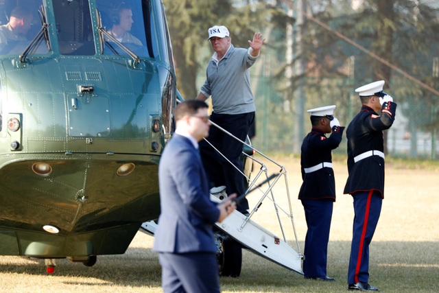 Tổng thống Trump chơi golf cùng Thủ tướng Nhật Bản - 6 Golf là môn thể thao yêu thích của Tổng thống Trump. Hồi tháng 2, Tổng thống Trump đã mời Thủ tướng Abe chơi golf tại sân golf riêng của nhà lãnh đạo Mỹ ở khu nghỉ dưỡng Mar-a-Lago, bang Florida, Mỹ. Trong ảnh: Tổng thống Trump chào tạm biệt trước khi lên máy bay rời khỏi sân golf. (Ảnh: Reuters)
