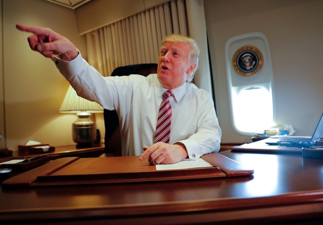 Ông Trump khoe phòng làm việc trên chuyên cơ "Không lực Một" - 11
Không lực Một được ví như khách sạn bay bởi nội thất sang trọng. Máy bay rộng 371 m2, có Phòng tình huống và Phòng bầu dục và được trang bị các thiết bị hiện đại nhất để đảm bảo sự an toàn của tổng thống Mỹ.