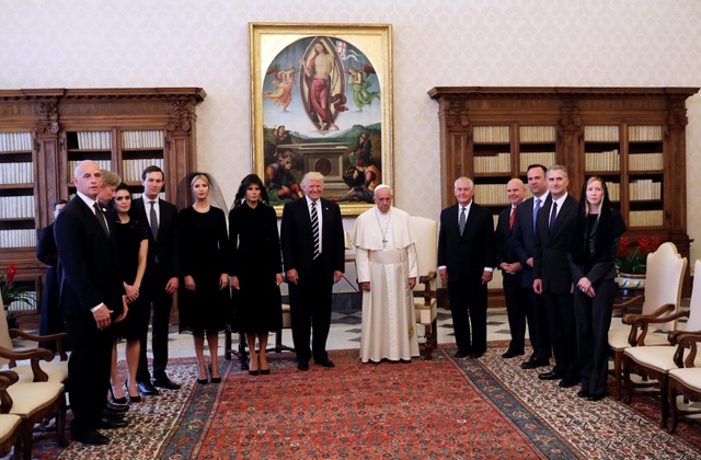 Tổng thống Trump lần đầu gặp Giáo hoàng tại Vatican - 6 Hai quan chức cấp cao của Nhà Trắng là Cố vấn an ninh quốc gia H.R. McMaster và cố vấn Hope Hicks cũng có mặt trong chuyến thăm Vatican lần này.