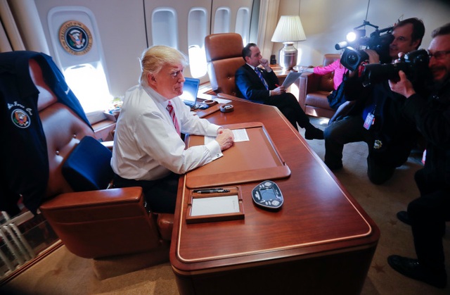 Ông Trump khoe phòng làm việc trên chuyên cơ "Không lực Một" - 7
Trên đường trở về Nhà Trắng từ Philadelphia, ông Trump đã mời các phóng viên vào phòng làm việc của ông trên chiếc chuyên cơ để chụp hình và trả lời vài câu hỏi. (Ảnh: AP)