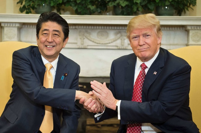 Thủ tướng Nhật cảm ơn ông Trump vì giúp hạ giá máy bay chiến đấu F-35 - 1 Tổng thống Mỹ Donald Trump (phải) và Thủ tướng Nhật Bản Shinzo Abe trong cuộc gặp tại Nhà Trắng hồi tháng 2 (Ảnh: AFP)