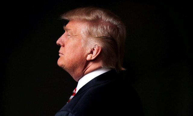 Đường tới Nhà Trắng của tỷ phú Donald Trump - 18 Trong chiến dịch tranh cử của mình, Donald Trump đã ghi dấu ấn qua hàng loạt phát ngôn gây sốc và khiến dư luận không ít lần “dậy sóng”, trong đó có đề xuất cấm người Hồi giáo nhập cư vào Mỹ, xây tường ngăn biên giới Mỹ-Mexico hay xúc phạm phụ nữ. Trong khi nhiều người ủng hộ phong cách thẳng thắn và bộc trực của tỷ phú New York thì làn sóng biểu tình phản đối ông cũng dâng cao ở nhiều nơi trong suốt thời điểm diễn ra cuộc bầu cử Mỹ. (Ảnh: Reuters)