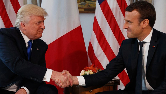 Lịch trình bận rộn của Tổng thống Trump trong chuyến thăm Pháp - 1 Tổng thống Mỹ Donald Trump (trái) và Tổng thống Pháp Emmanuel Macron gặp nhau trước thềm Hội nghị NATO tháng 5/2017 (Ảnh: Getty)