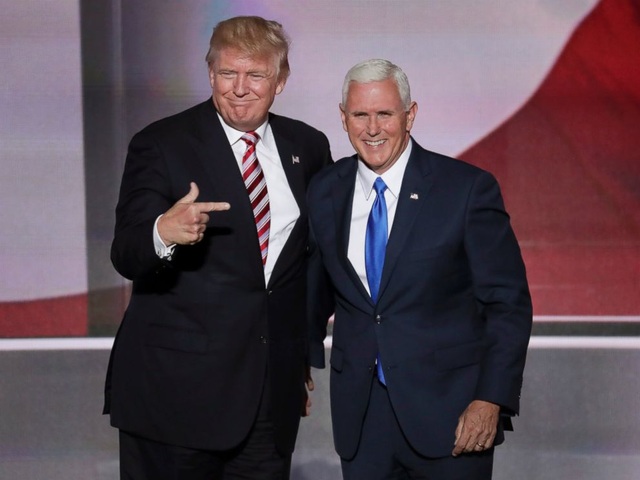 Đường tới Nhà Trắng của tỷ phú Donald Trump - 20 Ứng viên tổng thống đảng Cộng hòa Donald Trump đã chọn ông Mike Pence, thống đốc bang Indiana, làm liên danh tranh cử. Ông Pence, người đã sát cánh cùng tỷ phú Trump trong suốt chặng đường tranh cử, cũng đã được đảng Cộng hòa chọn làm ứng viên phó tổng thống. (Ảnh: Reuters)