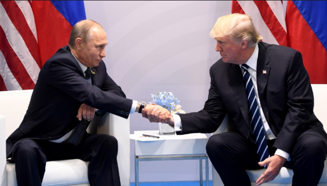 Tổng thống Trump - Putin có thể thảo luận gì nếu gặp song phương tại Việt Nam? - 1 Tổng thống Mỹ Donald Trump và Tổng thống Nga Vladimir Putin trong cuộc hội đàm đầu tiên hồi tháng 7 tại Đức. (Ảnh: RT)