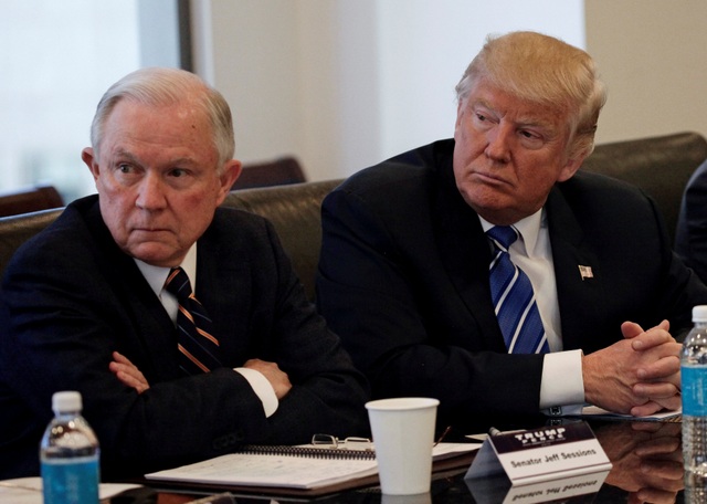 Bộ trưởng Tư pháp Mỹ “phản pháo” Tổng thống Trump - 1 Bộ trưởng Tư pháp Jeff Sessions và Tổng thống Donald Trump (Ảnh: Reuters)