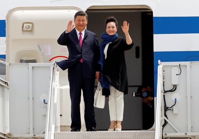 
Chủ tịch Trung Quốc Tập Cận Bình và phu nhân đầu giờ chiều ngày 6/4 theo giờ Mỹ đã đáp máy bay xuống Florida để chuẩn bị cho cuộc hội đàm với Tổng thống Mỹ Donald Trump. (Ảnh: Reuters)
