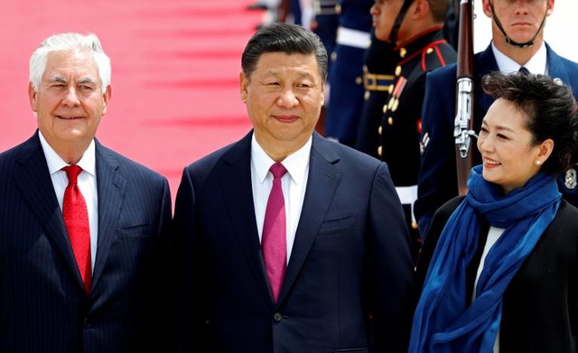 Tổng thống Trump lần đầu tiếp Chủ tịch Trung Quốc tại "Nhà Trắng mùa đông" - 2
Tại sân bay họ được tiếp đón bởi Ngoại trưởng Mỹ Rex Tillerson. (Ảnh: Reuters)
