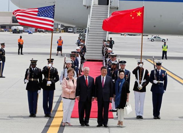 Tổng thống Trump lần đầu tiếp Chủ tịch Trung Quốc tại "Nhà Trắng mùa đông" - 3
Chủ tịch Trung Quốc Tập Cận Bình được tiếp đón bằng các nghi thức quân đội trang trọng. (Ảnh: Reuters)