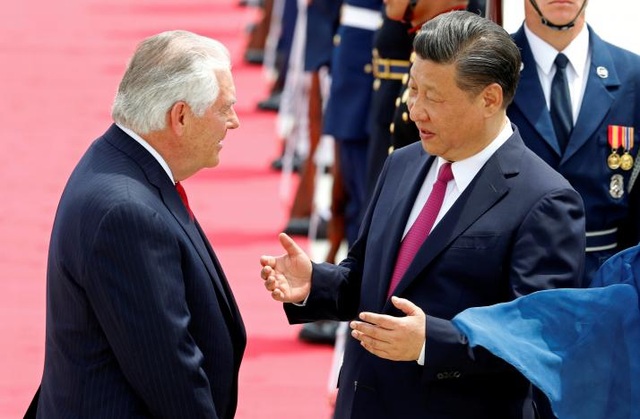 Tổng thống Trump lần đầu tiếp Chủ tịch Trung Quốc tại "Nhà Trắng mùa đông" - 5
Chủ tịch Trung Quốc Tập Cận Bình (phải) và Ngoại trưởng Mỹ Rex Tillerson. (Ảnh: Reuters)